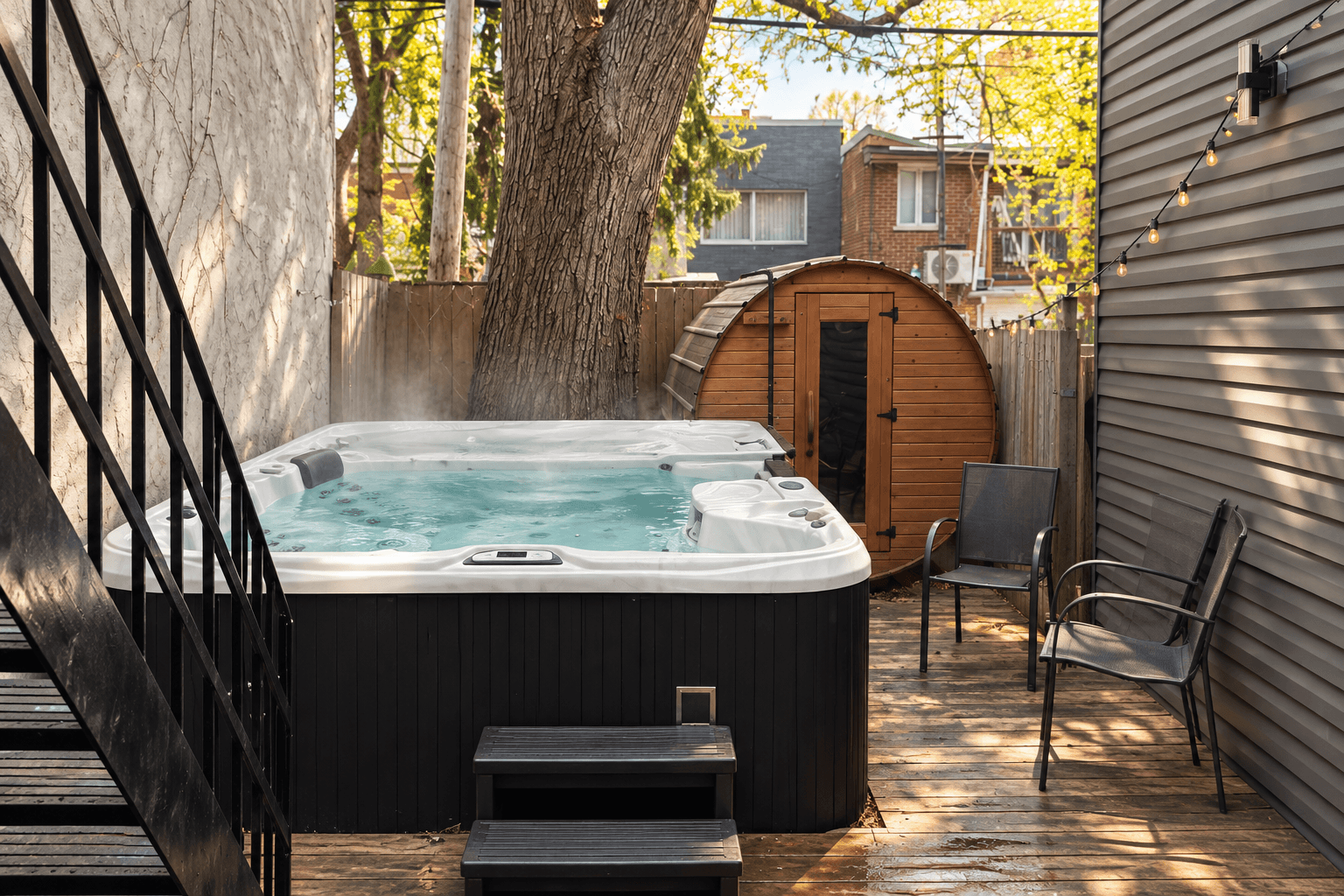 Illustration d'un jacuzzi près de l'escalier et du sauna.