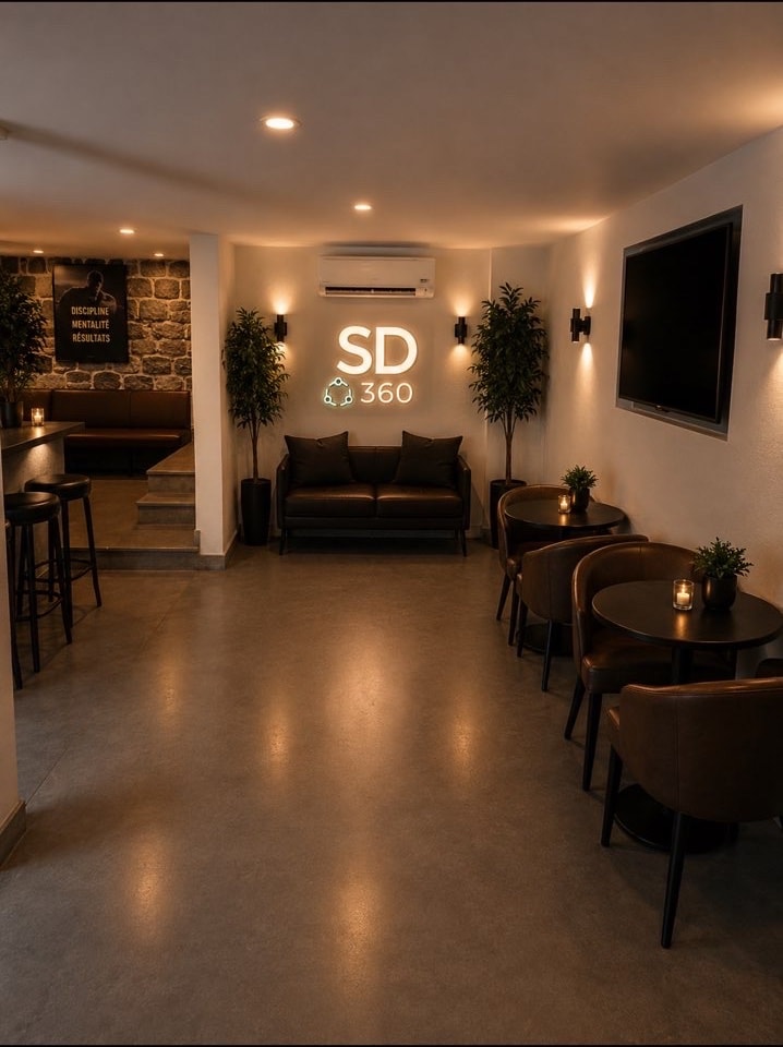 Le véritable café-lounge de Saint-Denis 360, configuré avec ses tables, fauteuils et banquette.